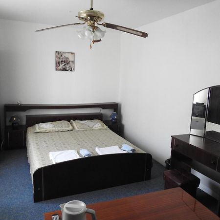 Wisteria Hotel ติวัต ภายนอก รูปภาพ